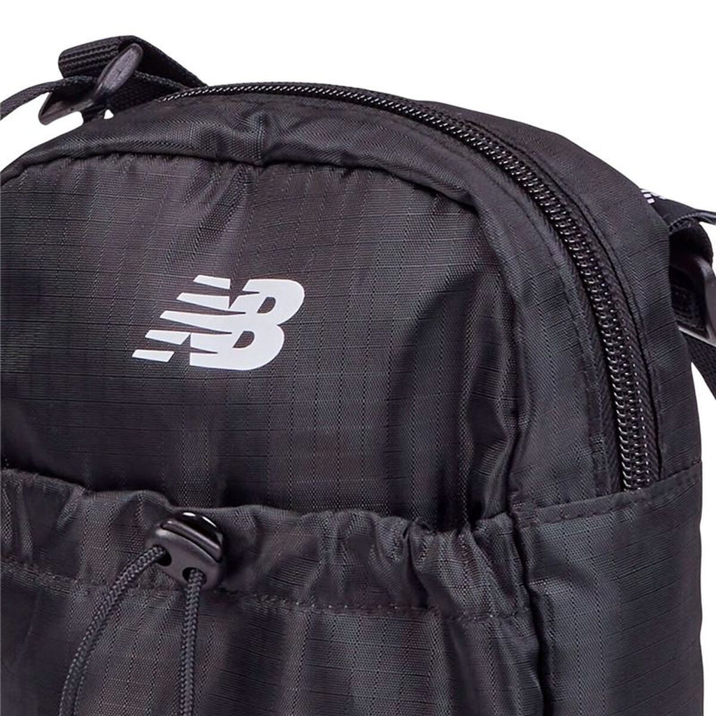 Axelväska New Balance Essential Sling, svart, unisex