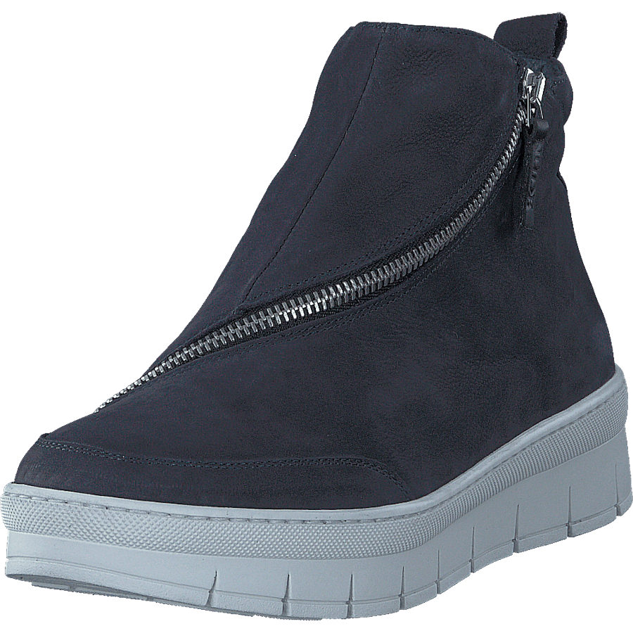 Hilda Longbeach / Luna Blue