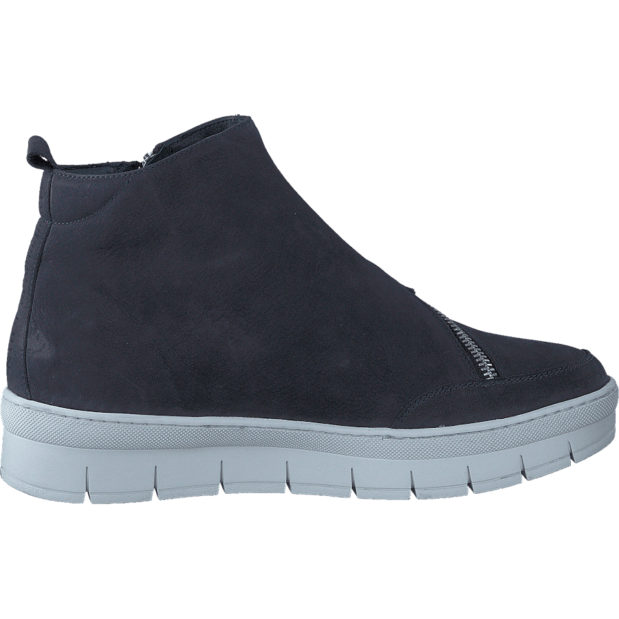 Hilda Longbeach / Luna Blue
