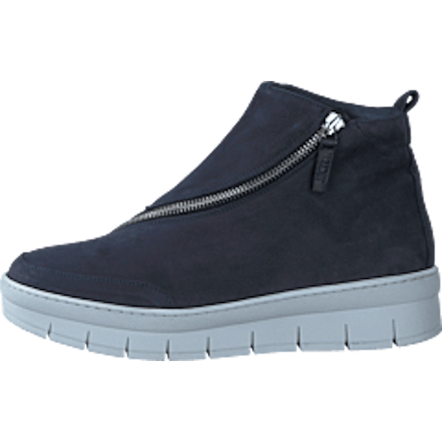 Hilda Longbeach / Luna Blue