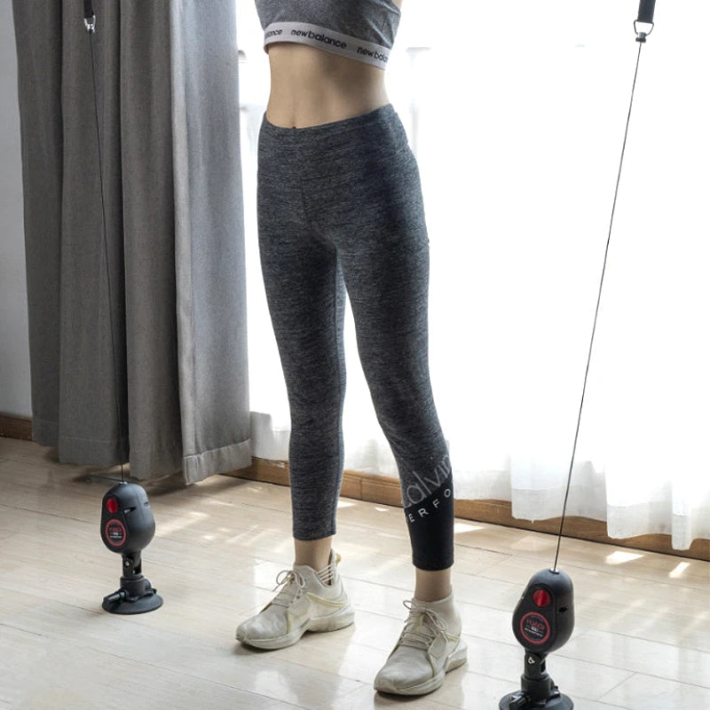Fitness-Zugseiltrainer mit Saugnapf
