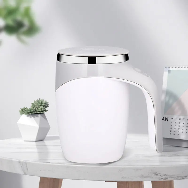Selbstumrührender Becher