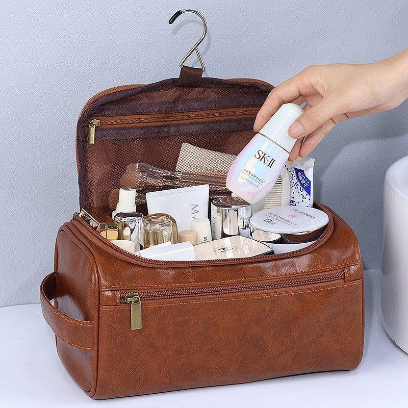 Necessär i läderlook, hängkrok och vattentåligt foder