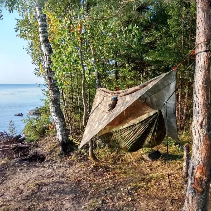 Camping-Hängematte mit Moskitonetz und Plane