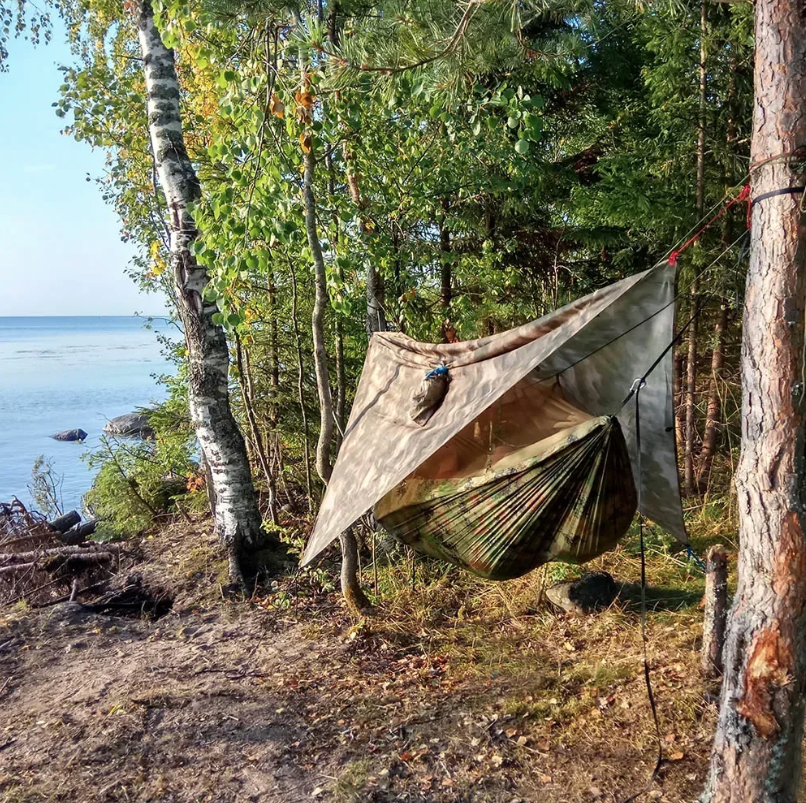 Camping-Hängematte mit Moskitonetz und Plane