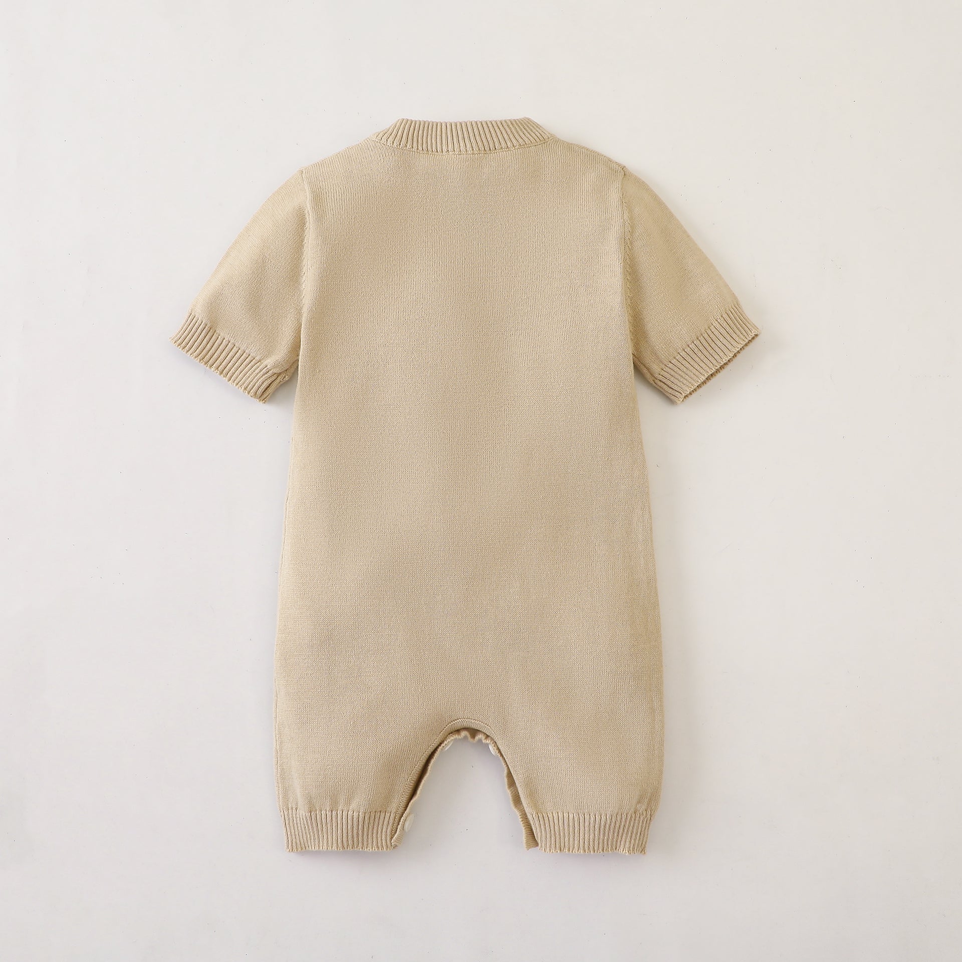 Baby Unisex Strick-Strampler aus 100% Baumwolle mit ausgeschnittenem Hasenmotiv im Sommeroutfit