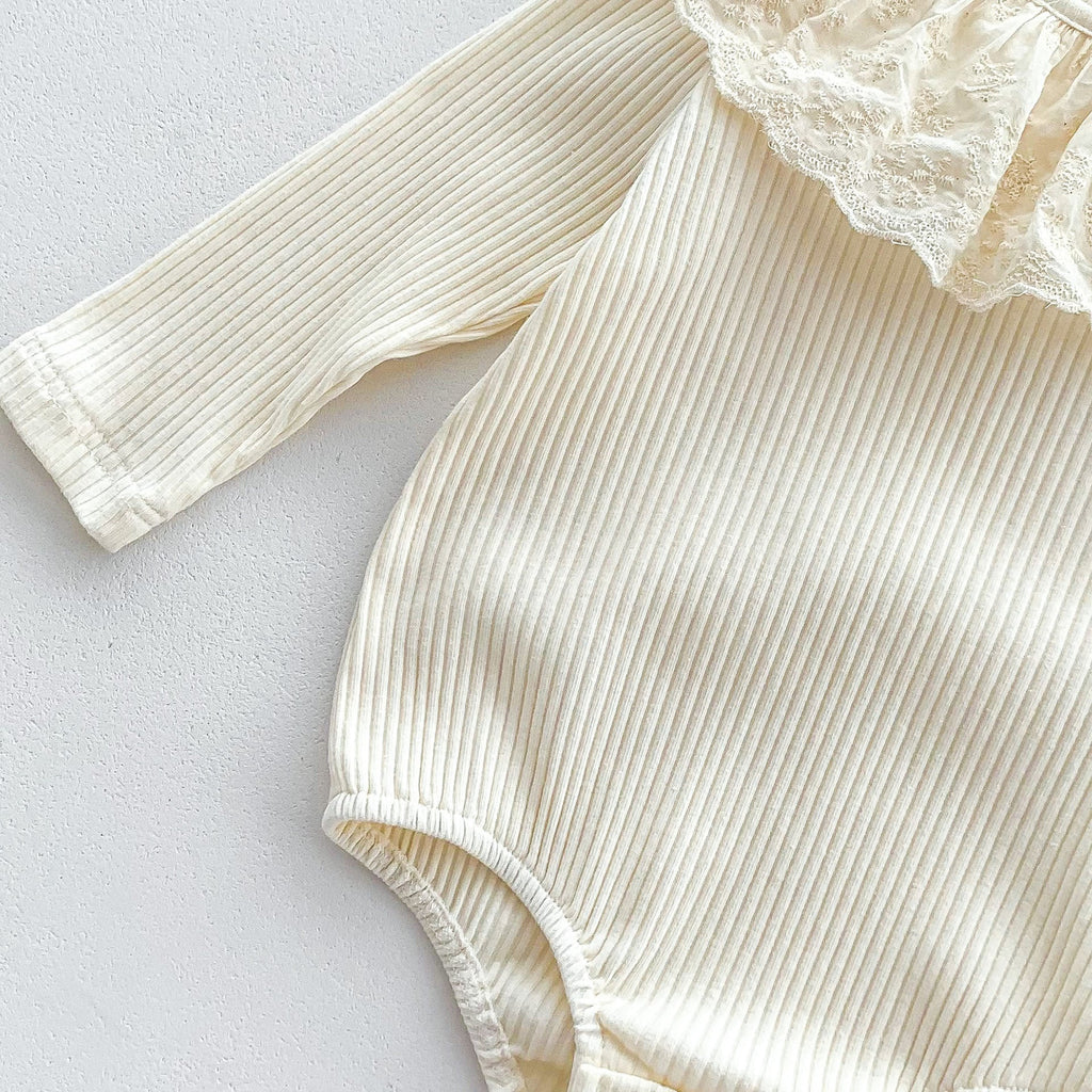 Baby-Mädchen-Body mit langen Ärmeln, floralem Stickereimuster am Kragen und Basisschicht – Frühlings- und Herbstneuheiten
