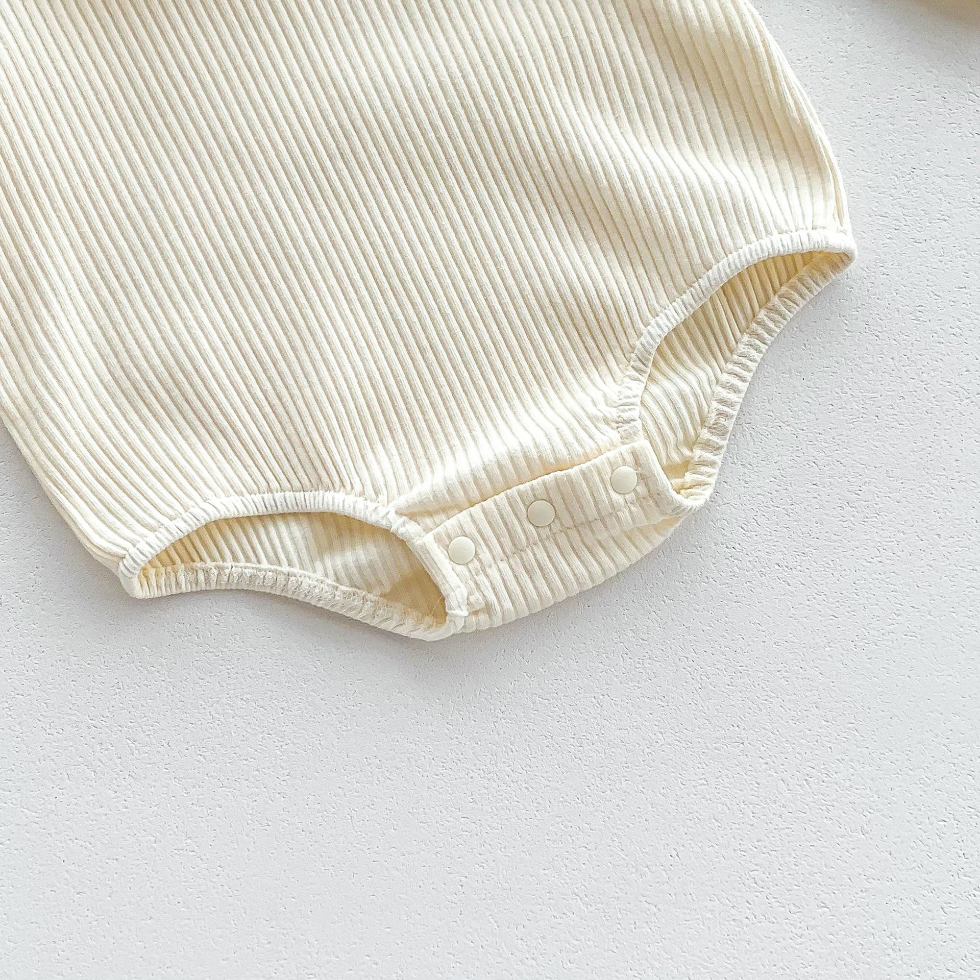 Baby-Mädchen-Body mit langen Ärmeln, floralem Stickereimuster am Kragen und Basisschicht – Frühlings- und Herbstneuheiten