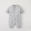 Baby Unisex Strick-Strampler aus 100% Baumwolle mit ausgeschnittenem Hasenmotiv im Sommeroutfit