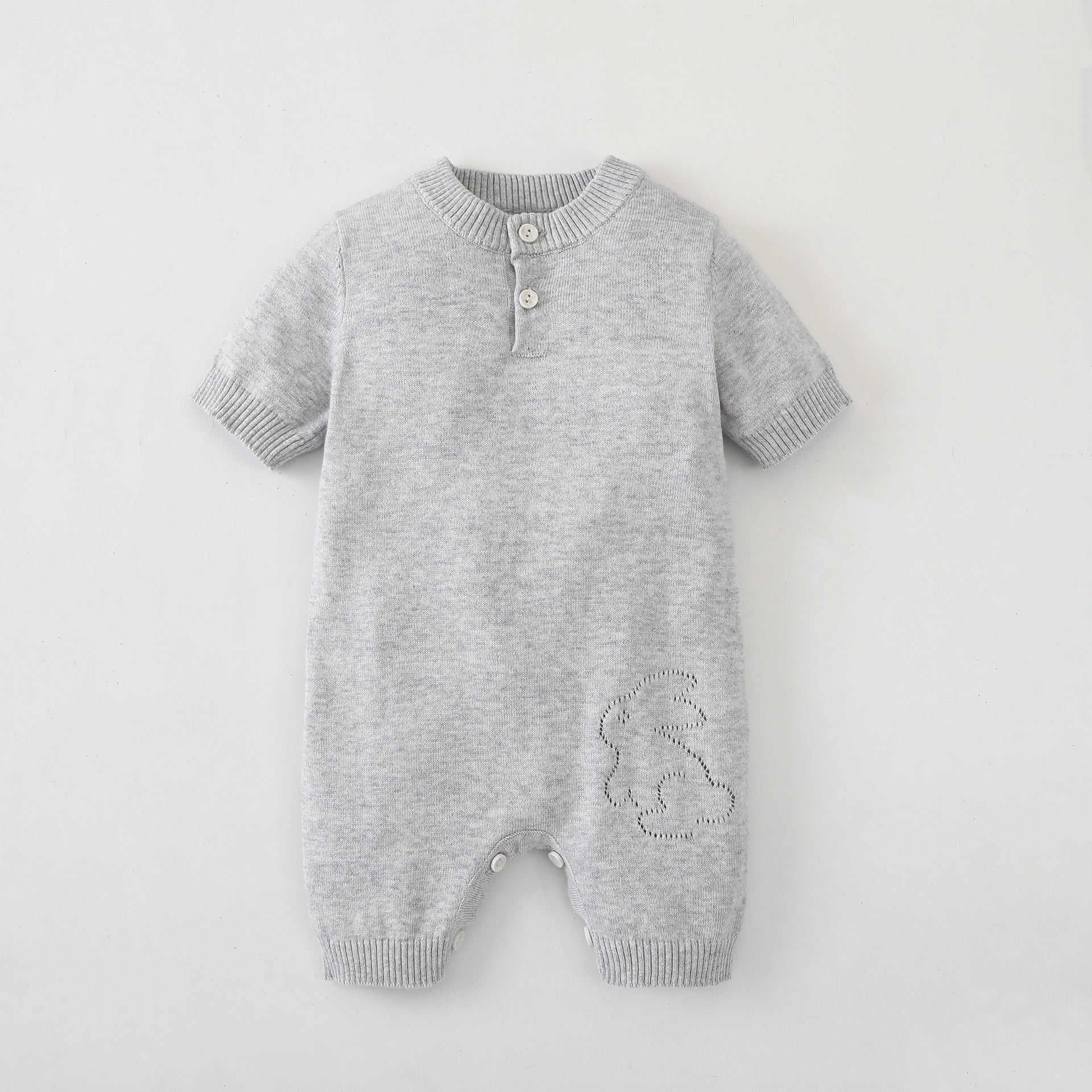 Baby Unisex Strick-Strampler aus 100% Baumwolle mit ausgeschnittenem Hasenmotiv im Sommeroutfit