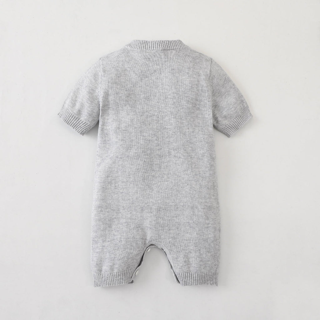 Baby Unisex Strick-Strampler aus 100% Baumwolle mit ausgeschnittenem Hasenmotiv im Sommeroutfit