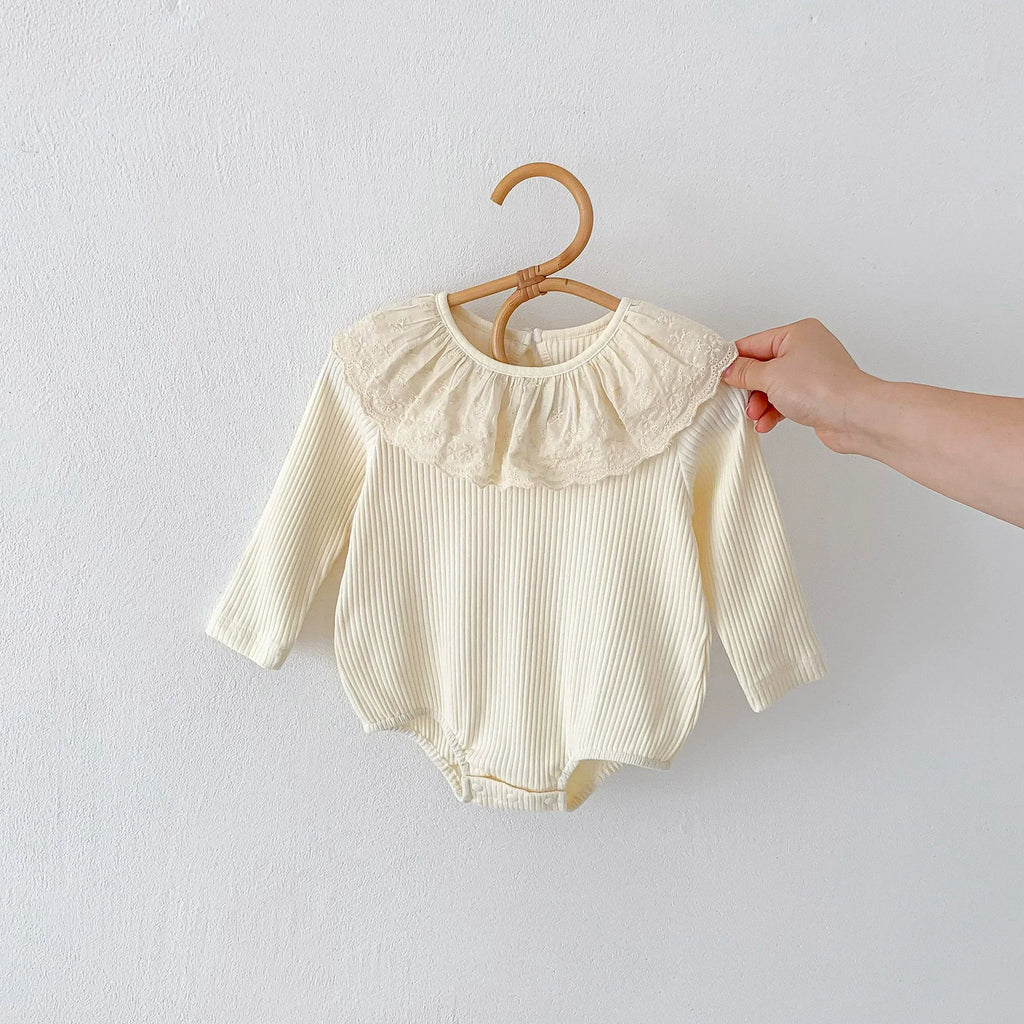 Baby-Mädchen-Body mit langen Ärmeln, floralem Stickereimuster am Kragen und Basisschicht – Frühlings- und Herbstneuheiten