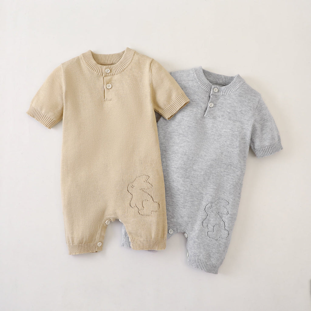 Baby Unisex Strick-Strampler aus 100% Baumwolle mit ausgeschnittenem Hasenmotiv im Sommeroutfit